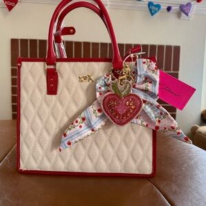 Betsey Johnson 🍅 NWT Beautiful Red and Cream Quilted Tote Bag with Keychain